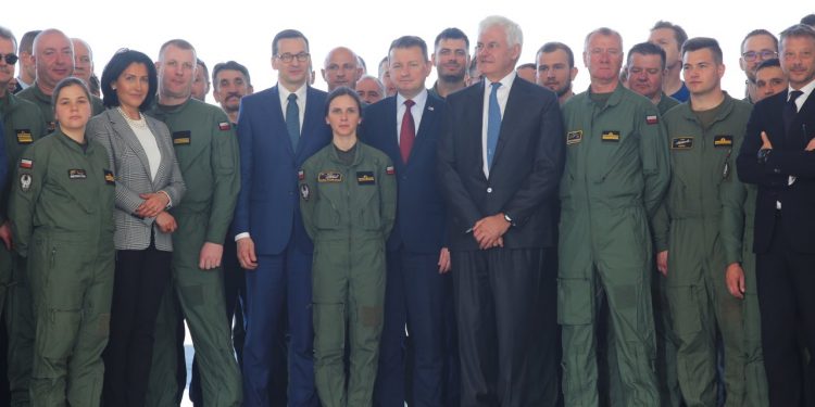 2019-04-26T09:28:14:68 , 

Fot. Piotr Michalski 


Podpisanie umowy MON - PZL Swidnik . Premier Mateusz Morawiecki , szef MON Mariusz Blaszczak .