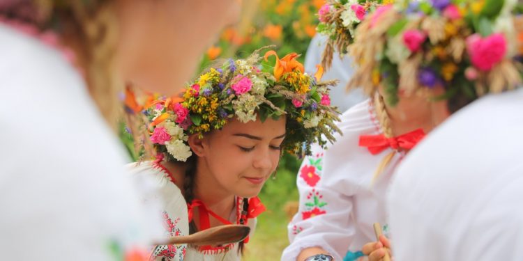 2019-06-22T19:00:33:00 , 

Fot. Piotr Michalski 


Noc swietojanska . Skansen .