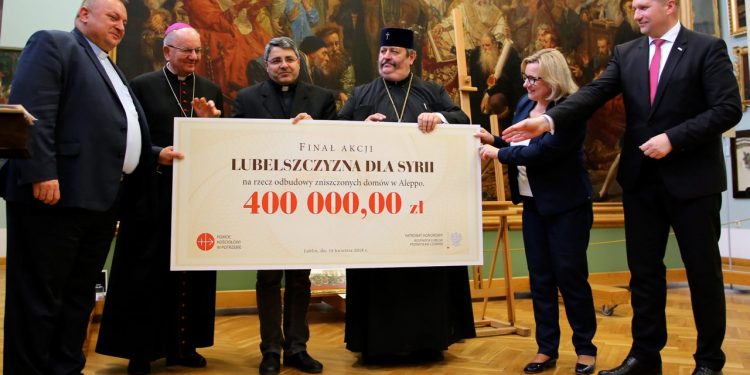 2018-04-19T13:51:18:00 , 

Fot. Piotr Michalski 

Lubelszczyzna dla Syrii . Podsumowanie akcji . Min . Beata Kempa .