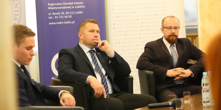 Konferencja z udziałem wice min. spraw zagranicznych Konrad Szymanski , LUW .