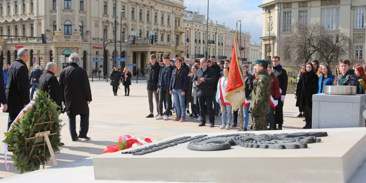 2019-03-25T12:06:25:97 , 

Fot. Piotr Michalski 


Narodowy Dzien Pamieci Polakow Ratujacych Zydow . Kwiaty Tablica Siosty Wolowskiej , Krakowskie Przedmiescie 60 , Pomnik Nieznanego Zolnierza , Plac Litewski .