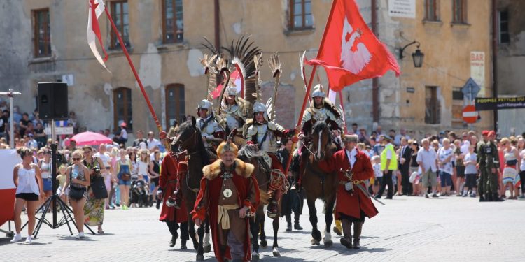 2018-05-03T12:31:33:00 , 

Fot. Piotr Michalski 

Uroczyste obchody Swieto Konstytucji 3-Maja .