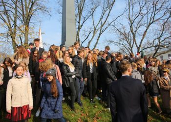 2018-11-09T12:04:24:79 , 

Fot. Piotr Michalski 


11:11 - ucznowie LO im. Unii Lubelskiej spiewaja hymn pod pomnik Unii Lubelskiej .