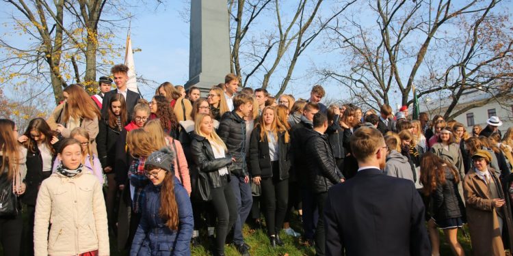 2018-11-09T12:04:24:79 , 

Fot. Piotr Michalski 


11:11 - ucznowie LO im. Unii Lubelskiej spiewaja hymn pod pomnik Unii Lubelskiej .