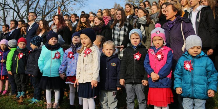 2018-11-09T12:06:55:13 , 

Fot. Piotr Michalski 


11:11 - ucznowie LO im. Unii Lubelskiej spiewaja hymn pod pomnik Unii Lubelskiej .