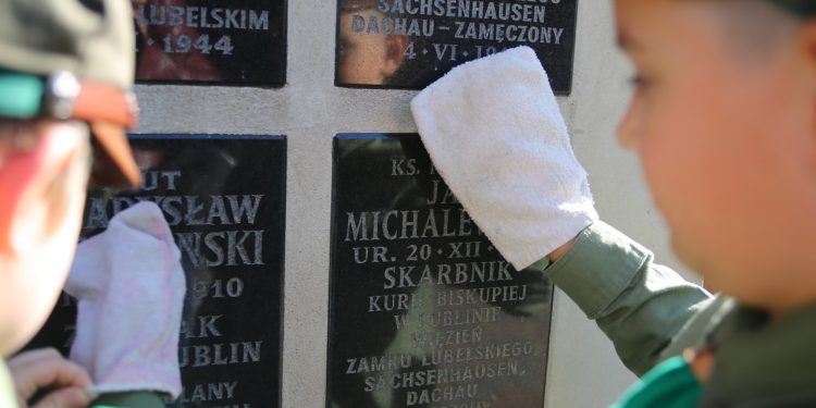 NSZ sprzatanie tablic i grobow cmentarz Unicka .