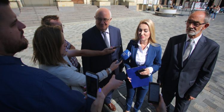 2019-09-04T11:56:24:00 , 

Fot. Piotr Michalski 


Briefing Marta Wcislo o przenoszeniu ministerstw z Warszawy .