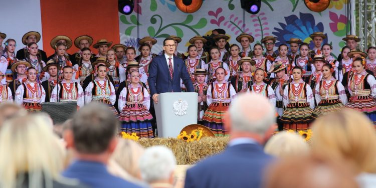 2018-09-23T14:05:56:41 , 

Fot. Piotr Michalski 

Wdzieczni Polskiej Wsi .