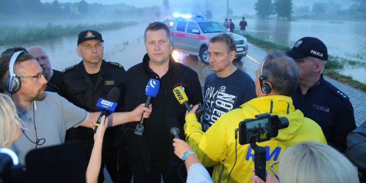 2019-06-19T20:36:21:40 , 

Fot. Piotr Michalski 


Powodz Wierzcowiska Pierwsze , Modliborzyce . Briefing Wojewoda Przemyslaw Czarnek , spotkanie z mieszkancami .