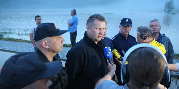 2019-06-19T20:37:28:33 , 

Fot. Piotr Michalski 


Powodz Wierzcowiska Pierwsze , Modliborzyce . Briefing Wojewoda Przemyslaw Czarnek , spotkanie z mieszkancami .