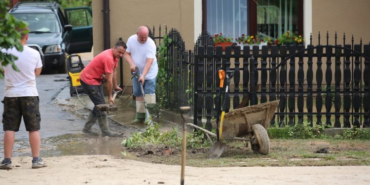 2019-06-20T14:24:55:55 , 

Fot. Piotr Michalski 


Wierzchowiska Pierwsze ( gm . Modliborzyce ) . Sprzatanie , liczenie strat po powodz .