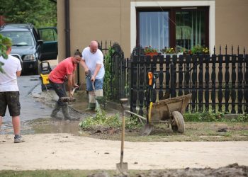 2019-06-20T14:24:55:55 , 

Fot. Piotr Michalski 


Wierzchowiska Pierwsze ( gm . Modliborzyce ) . Sprzatanie , liczenie strat po powodz .