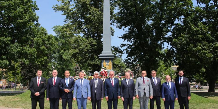 2019-07-01T11:25:13:08 , 

Fot. Piotr Michalski 


Wojewodowie zlozenie wienca pod Pomnik Unii Lubelskiej . 450 lecie Unii Lubelskiej .