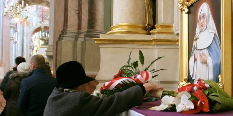 2018-03-24T10:39:41:00 , 

Fot. Piotr Michalski 


Kwiaty przed obraz bl . Marta Wolowska . Archikatedra lubelska .