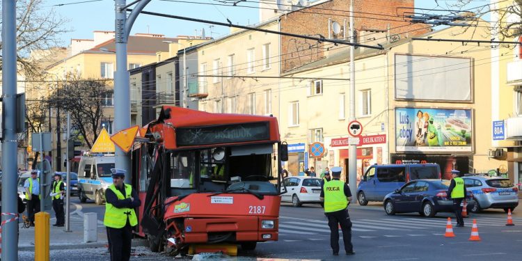 2018-04-09T17:57:06:60 , 

Fot. Piotr Michalski 


Wypadek autobus MPK nr 32 na skrzyzowanie Gleboka - Muzyczna - Narutowicza - Nadbystrzycka . Policja.