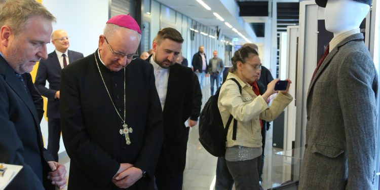 wystawa Papiez JP2 sportowiec i turysta . Arena Lublin .