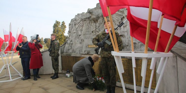 2019-03-01T10:36:06:51 , 

Fot. Piotr Michalski 


Narodowy Dzien Pamieci Zolnierzy Wykletych - zlozenie kwiatow w bramie Zamku Lubelskiego i Pomnikiem Zaporczykow .