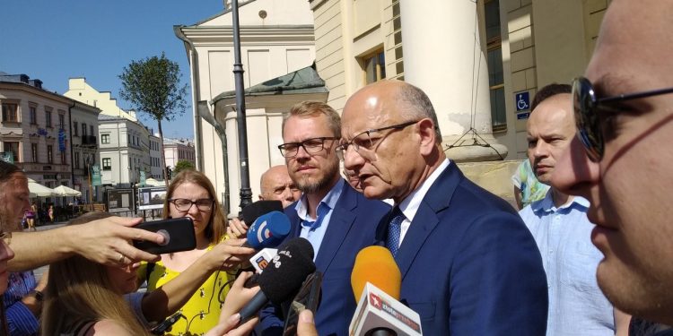 2019-07-31T10:16:52:582300 , 

Fot. Piotr Michalski 


Briefing Krzysztof Zuk i radni klubu K Zuk .