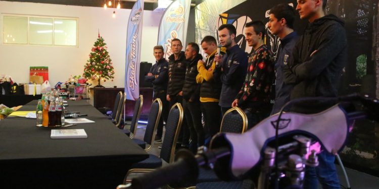 2018-12-17T19:12:46:70 , 

Fot. Piotr Michalski 


" Zuzlowcy Dzieciom " . Final akcji .