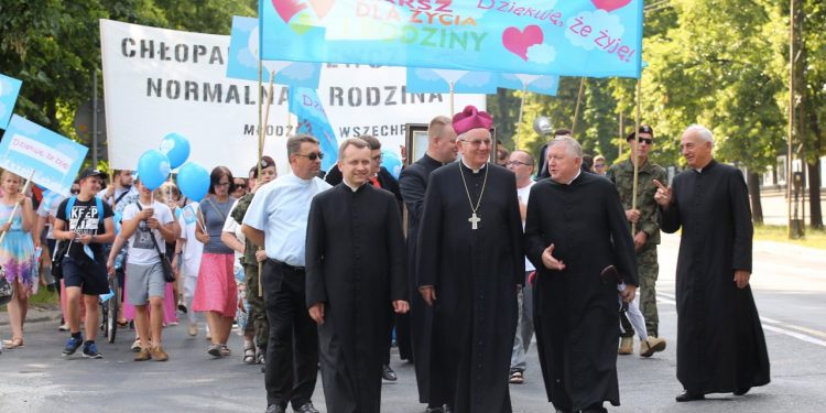 2018-06-10T16:15:40:00 , 

Fot. Piotr Michalski 

Marsz dla zycia i rodziny . Majka Jezowska .