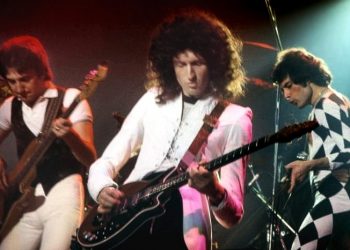 queenperforming1977 1