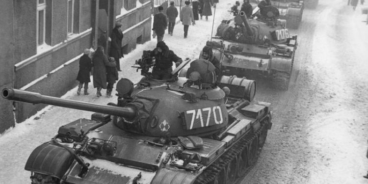 13.12.1981, Zb¹szyñ.Wprowadzenie stanu wojennego - przejazd kolumny wojsk z garnizonu w Sulechowie ulic¹ wierczewskiego (obecnie Senatorska) w Zb¹szyniu. Zdjêcie wykonane w godzinach przedpo³udniowych z okna mieszkania prywatnego autora.Fot. Grzegorz ¯o³nierkiewicz, zbiory Orodka KARTA[stan wojenny, wojsko, ulica, czo³gi, uzbrojenie]