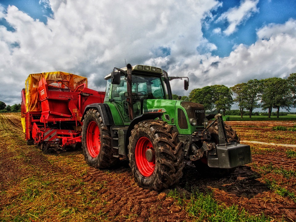 tractor 385681 960 720 1
