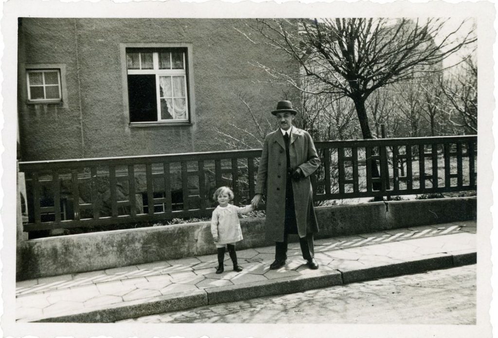 Niezwykła wystawa w Państwowym Muzeum na Majdanku 1 walter eichenbronner na zdj. z corka gisela ur. 30 maja 1902 w ilmenau w niemczech doktor prawa. deportowany 10 maja 1942 do getta w belzycach. osadzony w kl lublin zmarl w grudniu 1942
