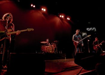 800px arctic monkeys playing at msg 1