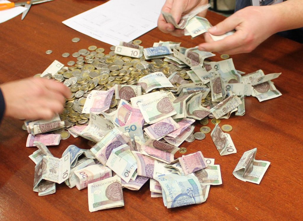 Ponad 54 tys. zł na ratowanie cmentarnych zabytków. Pierwszy dzień lubelskiej kwesty podsumowany 1 kasa 4 1