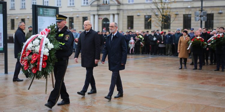 2019.11.11. LUBLIN . OBCHODY DNIA NIEPODLEGŁOSCI . KWIATY POD POMNIKAMI NIEZNANEGO ZOŁNIERZA I MARSZALKA PILSUDSKIEGO .