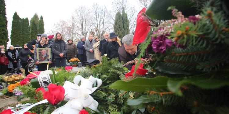 2019-11-18T14:31:17:24 , 

Fot. Piotr Michalski 

Pogrzeb Nornert Wojciechowski , cmentarz komunalny Majdanek .