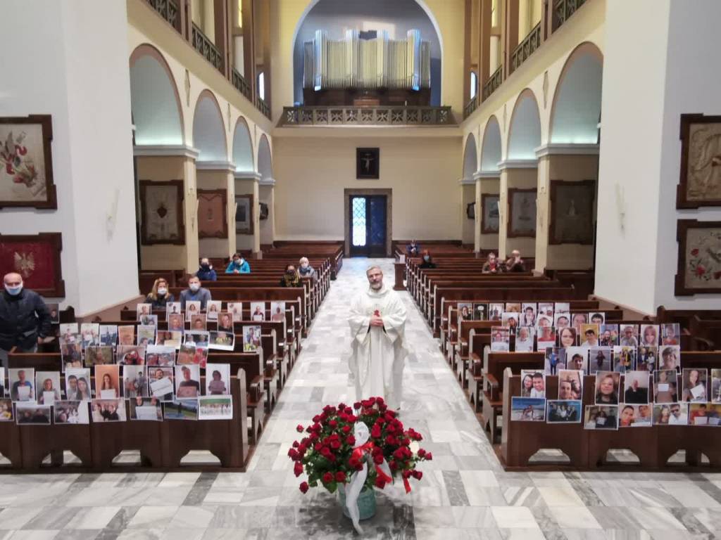 Lublin: wyjątkowy prezent na urodziny proboszcza. W kościelnych ławkach „zasiadły” zdjęcia parafian 1 img 20200421 185404 2020 04 23 204748