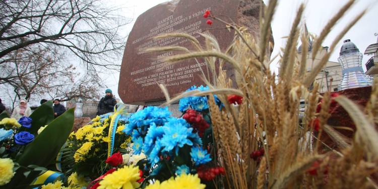 rocznica wielki głod na Ukrainie . uroczystosci przed pomnikiem przy Skwer Mohyly . Lublin .