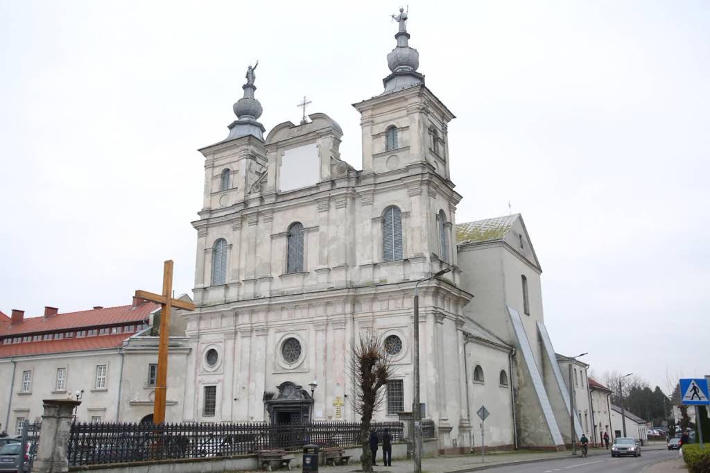 Odkryte polichromie na fasadzie kościoła pw. św. Franciszka Ksawerego w Krasnymstawie 1 pm kosciol 131120 014 2020 11 13 141333