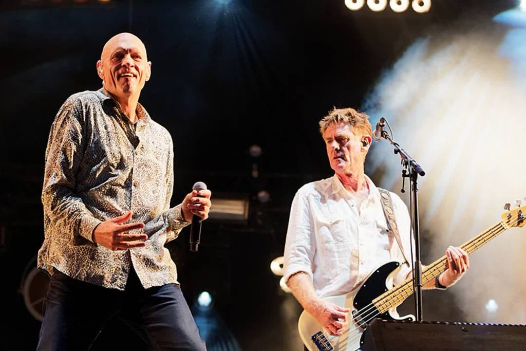 800px festival des vieilles charrues 2017 midnight oil 030 2021 04 15 141144