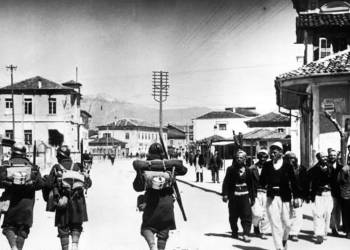 italian soldiers passing albanians 7 april 1939 2021 04 07 085411