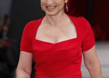 gloria estefan in narciso rodriguez 01 2021 07 03 143634