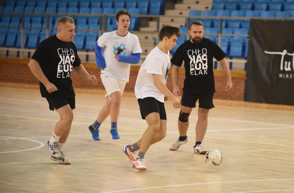 Charytatywny Turniej Futsalu organizowany przez Młodzieżową Radę Miasta 1 dsc 1023 2021 12 12 210024