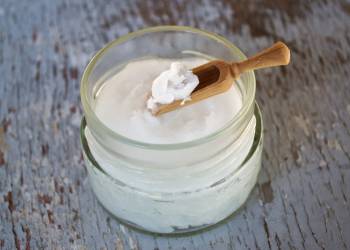 coconut oil on wooden spoon gba717a505 1920 2022 01 10 080406