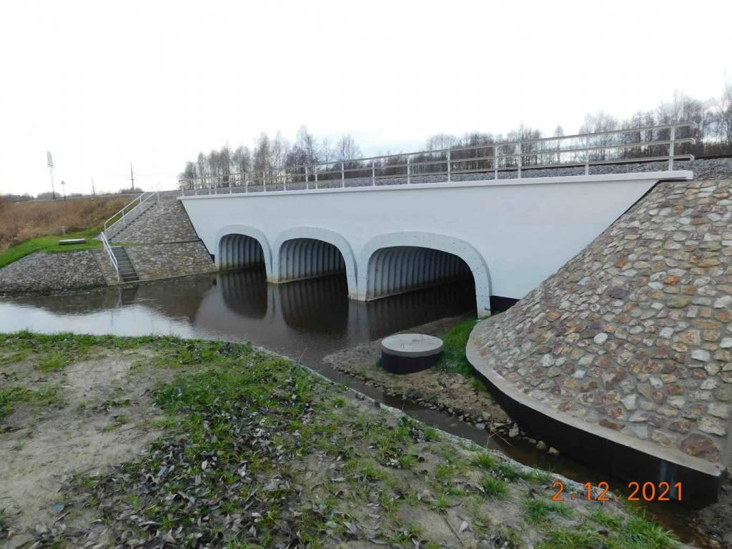 csm widok z boku na most kolejowy na linii 66 zwierzyniec towarowy stalowa wola poludnie nad rzeka biala lada fot. pawel kowalewski plk ca99bbb692 2022 01 26 213032