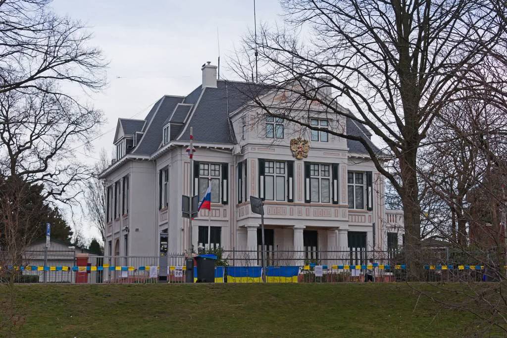 hague russian embassy with ukrainian protest flags 2022 03 29 165533