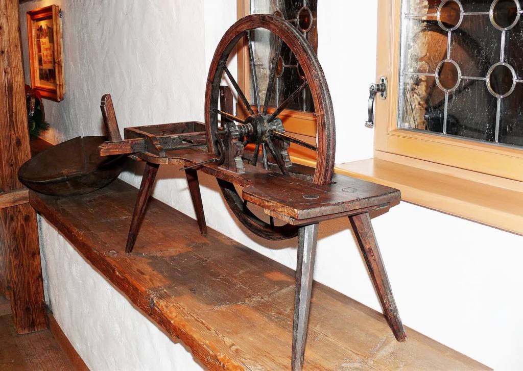 spinning wheel g0a60821d4 1920 2022 03 26 150129