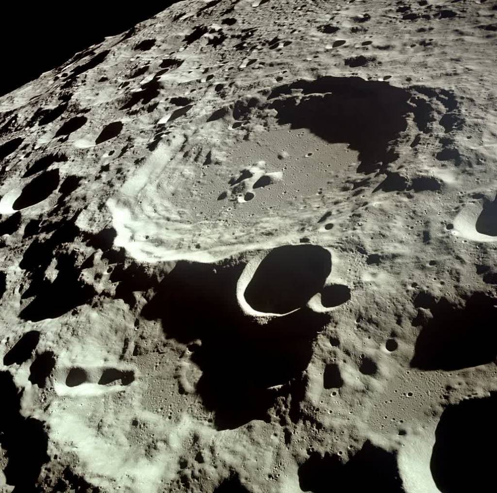 moon dedal crater 2022 08 30 001223