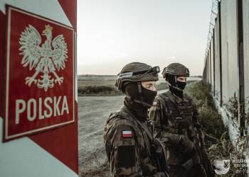 27.08.2022 - Okolice Bobrownik. Zolnierze 1PBOT podczas patrolowania granicy z Bialorusia.  Fot. DWOT