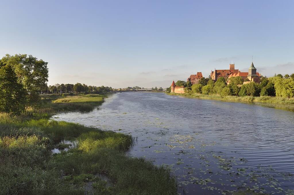 1084px nogat river and malbork castle in the afternoon 2022 10 17 103942