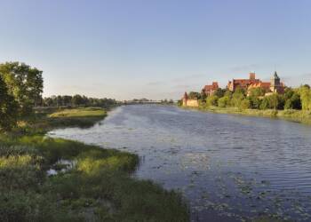 1084px nogat river and malbork castle in the afternoon 2022 10 17 103942