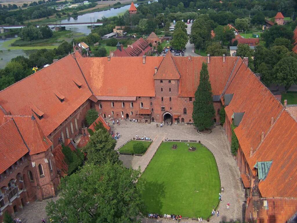 1280px malbork zamek sredni dziedziniec 2022 10 18 213216