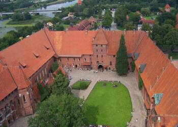 1280px malbork zamek sredni dziedziniec 2022 10 18 213216